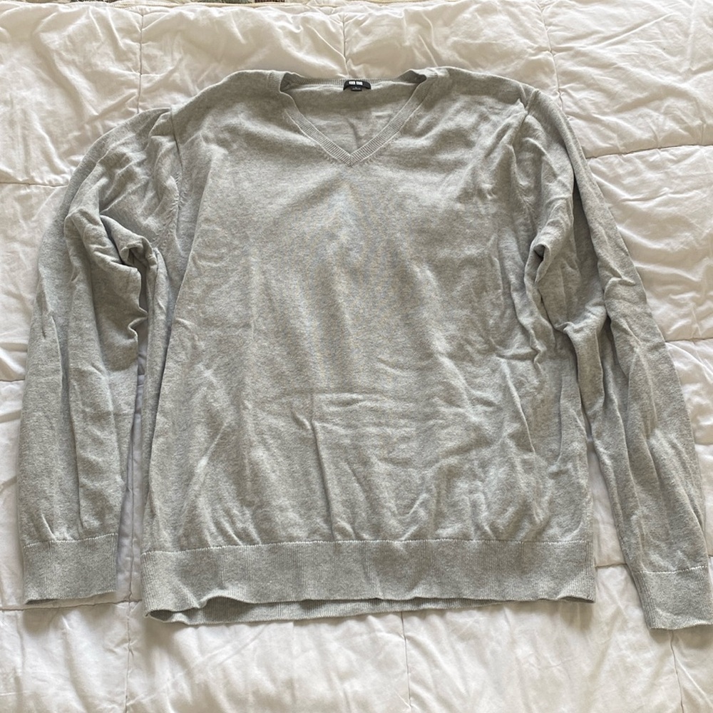 Uniqlo Men’s V-neck Gray Sweater